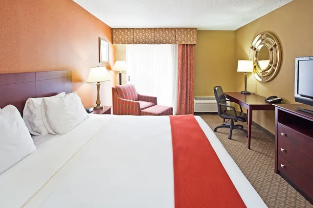 Standard, King Bed, Pool Access, Holiday Inn Express Clearwater East Icot Center 2/9