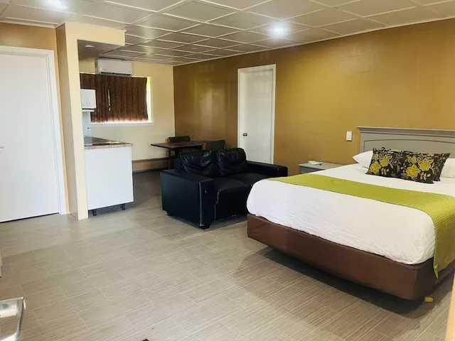 غرفة بسرير كوين بمطبخ، Travelodge By Wyndham Moose Jaw 1/3