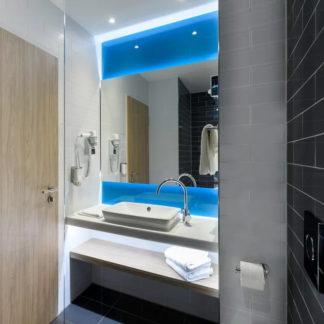 غرفة قياسية بسرير كينج وسرير كوين بإطلالة على الفناء، Holiday Inn Express Regensburg 8/8