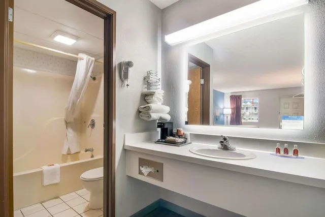 غرفة قياسية بسرير كينج، Econo Lodge Branson Theater District 3/4