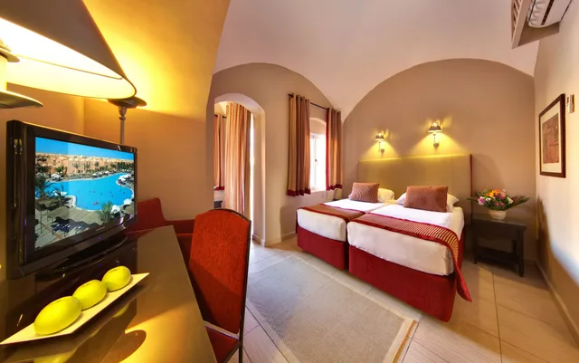 غرفة سوبيريور بسريرين منفصلين بإطلالة على المسبح، JAZ Makadi Oasis Resort 1/5