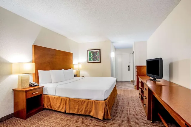غرفة بسرير كينج، La Quinta Inn & Suites by Wyndham Danbury 8/10