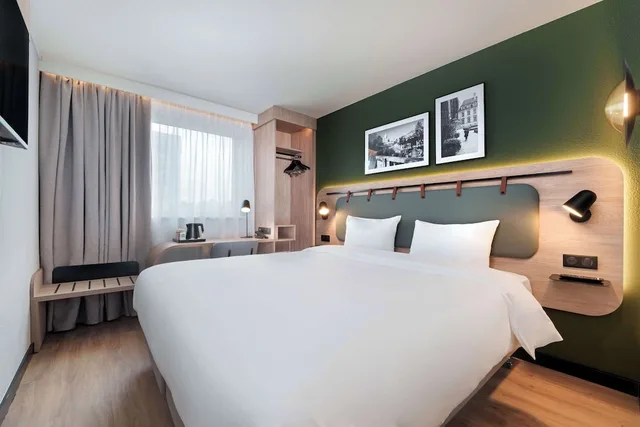 Standard, Queen Bed, Campanile Argenteuil 3/10
