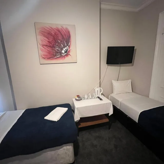 غرفة ثلاثية، Goodwood Hotel 2/6