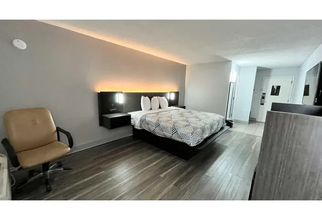 1 King Bed - Mob Acc RI Shwr Nsmk Micfridg، Motel6 Rock Hill, SC - Cherry Road 2/3