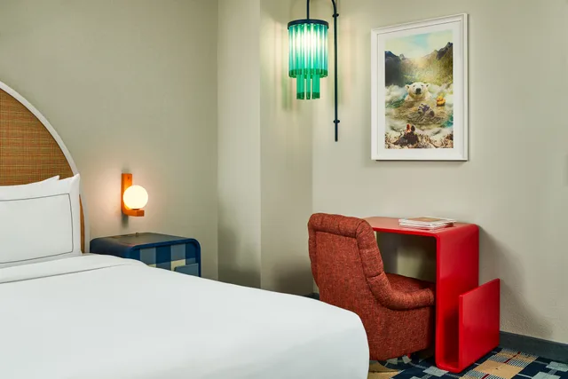 Room, King Bed, Mountain View, High Floor, The Curtis Denver a DoubleTree by Hilton Hotel 3/6