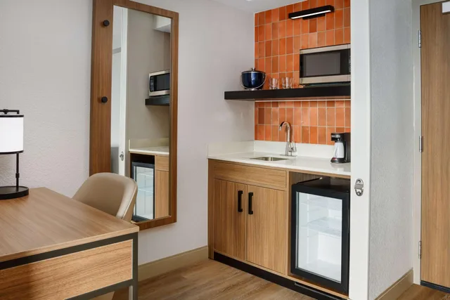 غرفة بسريرين مزدوجين مع أريكة في طابق مرتفع، Hyatt Place Orlando / I-Drive / Convention Center 7/7