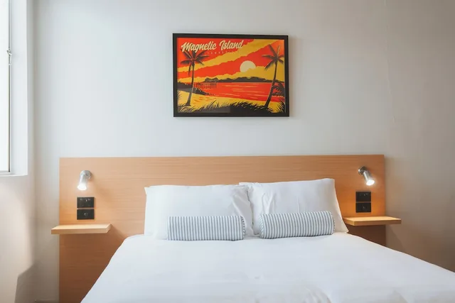 غرفة قياسية بسرير كوين، Allen Hotel 2/3
