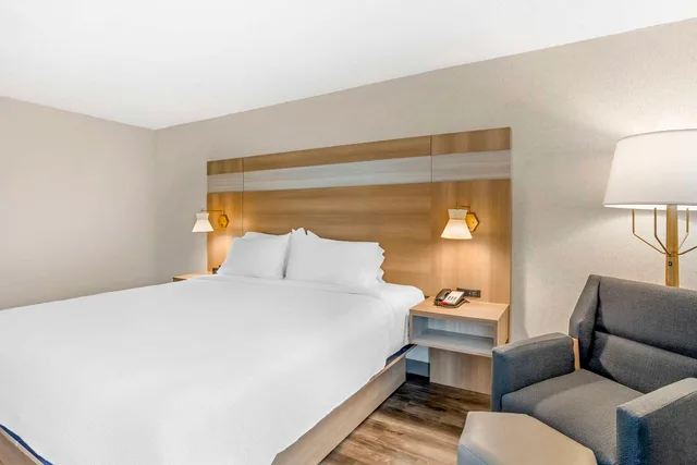 غرفة بسرير كينج يُسمح فيها بالحيوانات الأليفة، Best Western Plus Heritage Rail Inn & Suites 5/6