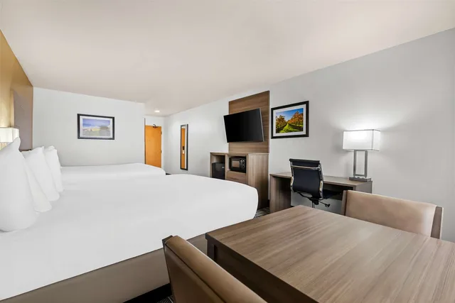Room, 2 Queen Beds, Bathtub, Accessible, Best Western Plus Caldwell Inn & Suites 1/5