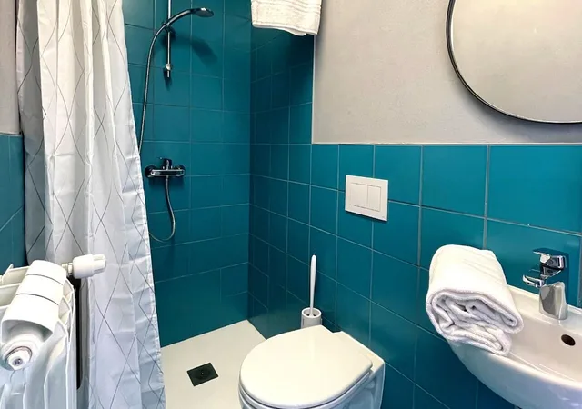 Mixed Dorm, 4 Beds, Twin Beds, Shared Bathroom, Hotello Trieste 2/3