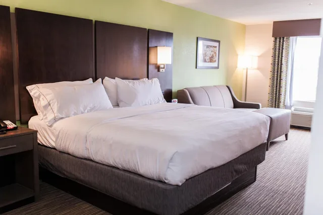 غرفة بسرير كينج مع أريكة لذوي الإعاقة، Holiday Inn Express Suites Sweetwater 1/1