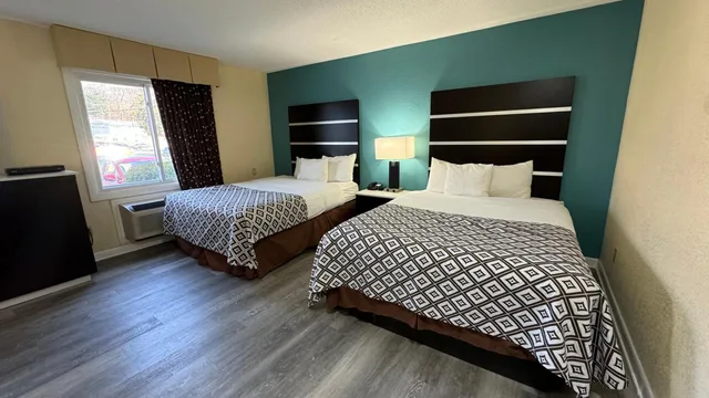 غرفة بسرير كوين، Americas Best Value Inn New London Mystic 2/2