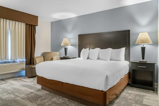 جناح عائلي بسرير كوين وسرير فردي وسرير بطابقين، Best Western Lakewinds 6/14
