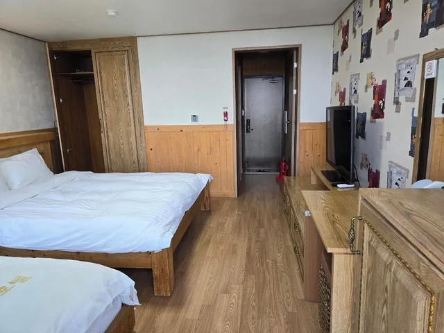 غرفة قياسية بسرير كوين وسرير فردي بإطلالة على البحر بغرفة نوم واحدة، Cheonjiyeon Hotel 6/10