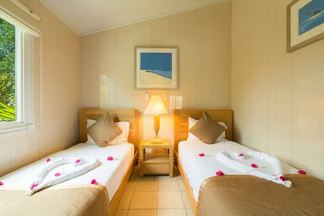 كوخ كلاسيكي بسرير كوين وسريرين منفصلين بإطلالة على الحديقة بغرفتي نوم مع أريكة، Kokomo Botanical Resort 2/6
