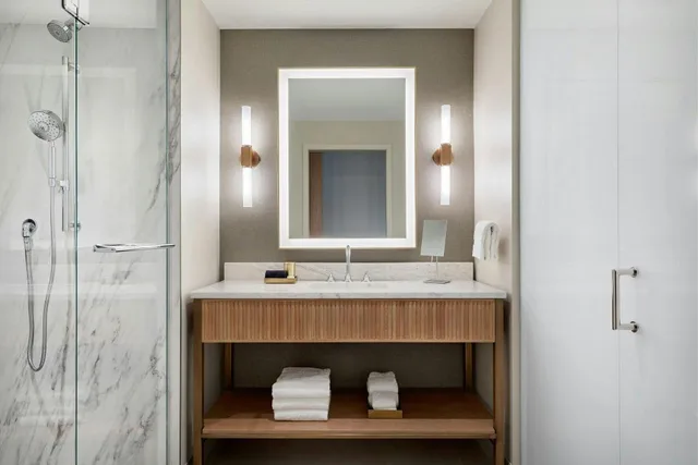Guest Room, Deluxe, King Bed, Hall Park Hotel Autograph Collection 6/7