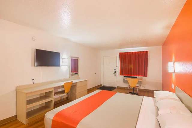 Room, King Bed, Accessible, Motel6 Lawton, OK 2/7