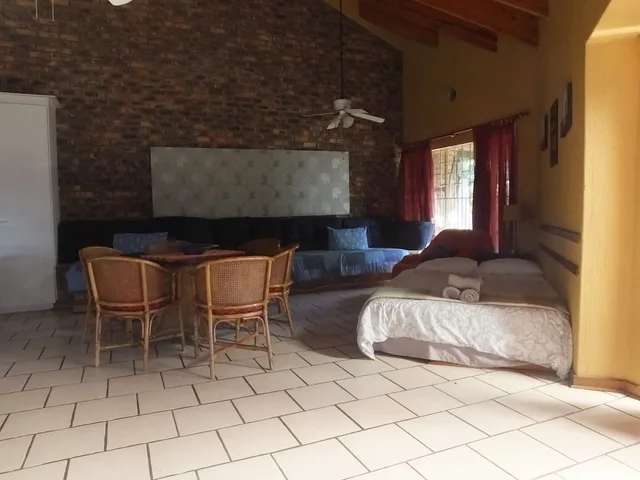 1 Bedroom, Family Suite, 2 Double and Twin Beds, 2 Bathrooms، Tatenda Guesthouse 2/3