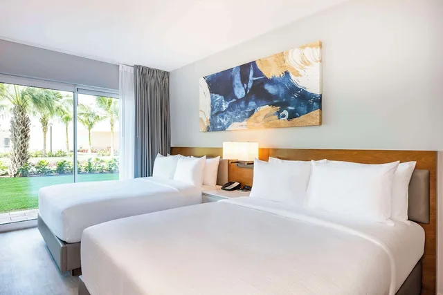 جناح بسريرين كوين بإطلالة على المسبح بشرفة بغرفة نوم واحدة، Embassy Suites by Hilton Aruba Resort 1/5