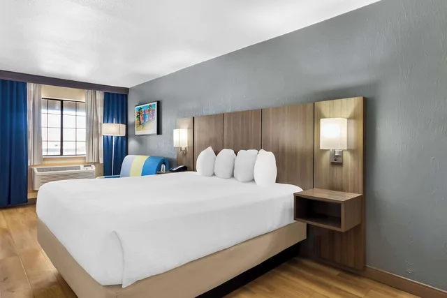 غرفة قياسية بسرير كينج مع أريكة لذوي الإعاقة، Best Western Port Aransas TX 2/3