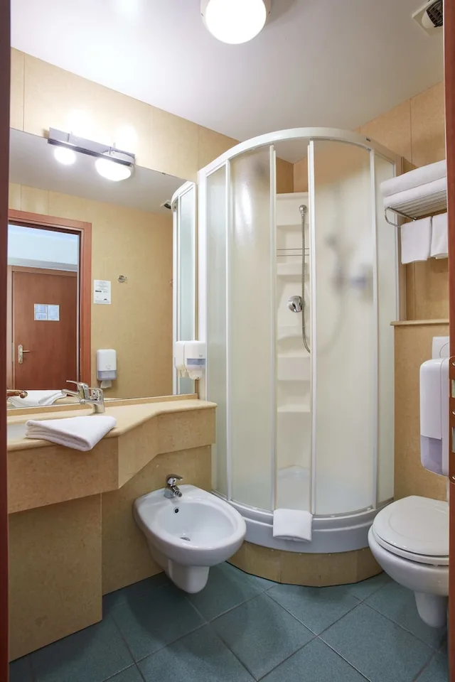 غرفة رباعية، Hotel Liberty 9/10