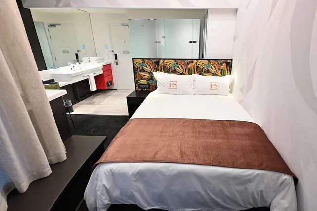 غرفة ديلوكس بسرير كوين، Hotel Sky Cape Town 2/2