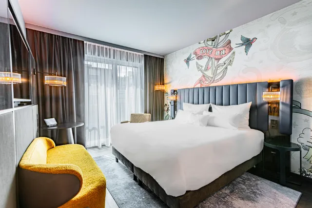 Down to Earth, Queen Bed، NYX Hotel Hamburg by Leonardo Hotels 1/1
