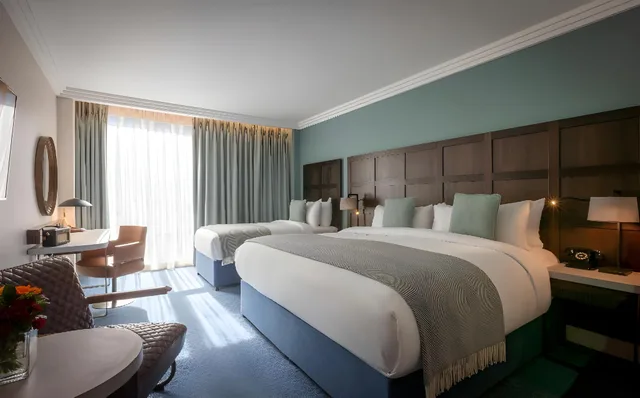 غرفة ديلوكس ثلاثية بسرير مزدوج وسرير فردي، Clayton Hotel Cambridge 1/1
