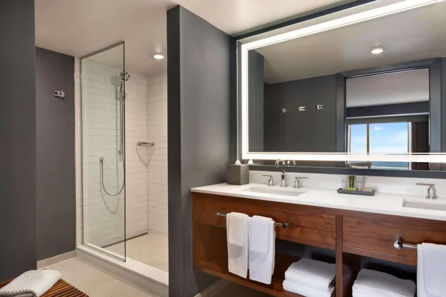 غرفة قياسية بسرير كينج، Hotel Champlain Burlington, Curio Collection by Hilton 2/2