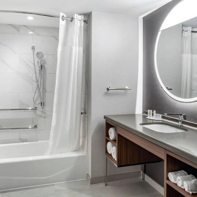 غرفة بسرير كينج في طابق مرتفع، Courtyard by Marriott Washington, DC Dupont Circle 8/10