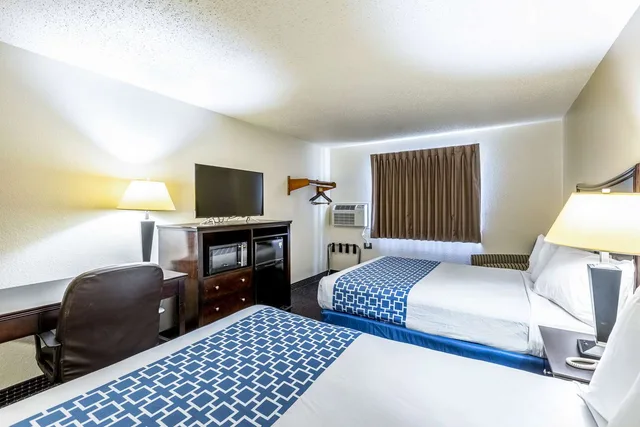 غرفة بسريرين كوين، Econo Lodge Inn & Suites Auburn, MI 5/6