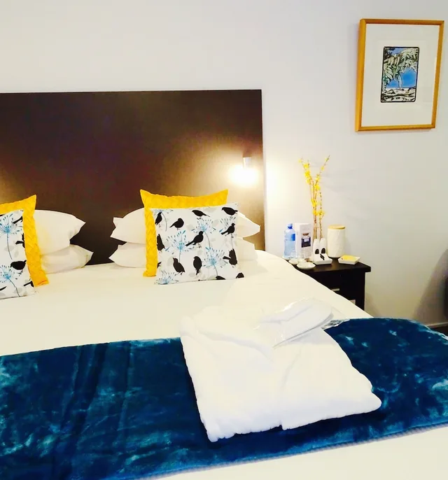 Plus, Deluxe, Suite, 1 King and 1 Single Beds، BKs Premier Motel Hamilton 2/4