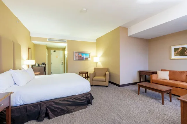 غرفة ركنية بسرير كينج مع أريكة، Hilton Saint John 1/4