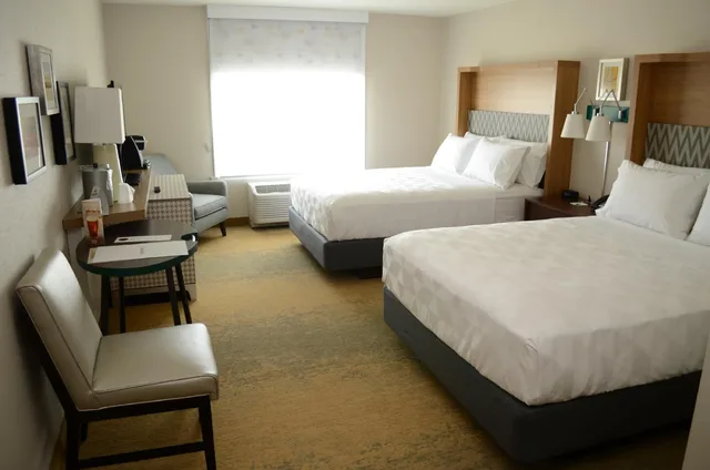 غرفة بسريرين كوين مع أريكة، Holiday Inn Edmonton S Ellerslie Rd 5/9