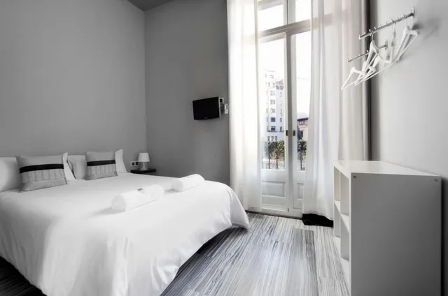 Room, Queen Bed, Balcony, Hostal Boutique Khronos 3/3