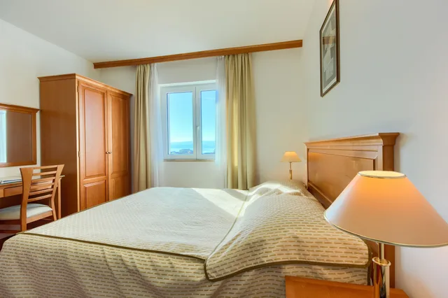 غرفة بسرير مزدوج بإطلالة على البحر، Hotel Villa Dvor 5/6