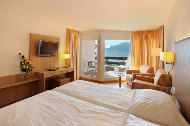 غرفة سوبيريور بسرير كوين بإطلالة على الجبل بشرفة، Helvetia Intergolf Hotel And Aparthotel 2/6