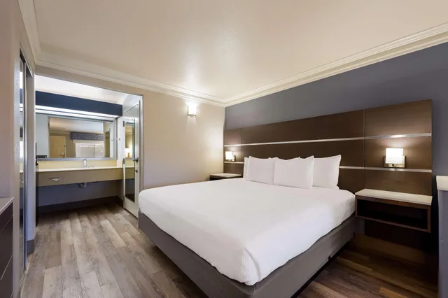 غرفة، Best Western Inn & Suites Lemoore 1/3