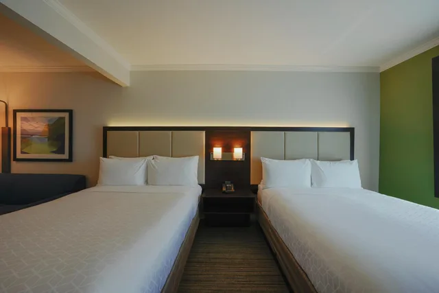 غرفة قياسية بسريرين كوين مع أريكة لذوي الإعاقة، Holiday Inn Express Hotel Suites Santa Clara Silicon Valley 1/4
