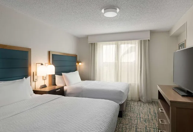 جناح بسريرين كوين بغرفة نوم واحدة مع أريكة، Homewood Suites by Hilton Lake Mary Orlando North 5/10