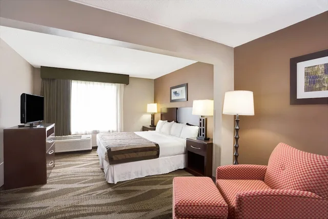 غرفة قياسية بسرير كينج لذوي الإعاقة، Wingate By Wyndham Raleigh Durham Airport 3/6
