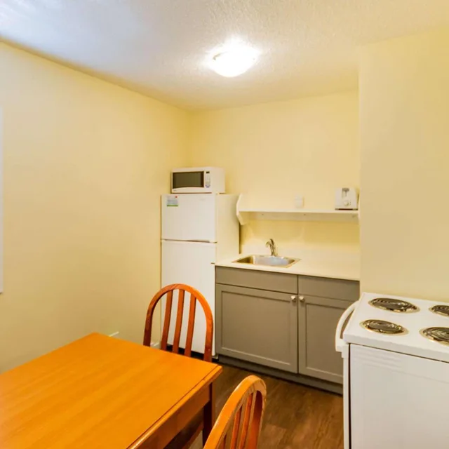 جناح بسرير كينج وسرير كوين مع أريكة، Econo Lodge Inn & Suites Calgary - University 7/9
