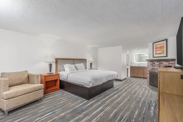غرفة قياسية بسرير كينج، Crossroads Inn & Suites 4/5