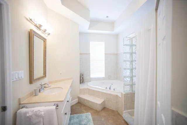 Cayman, Palm, Superior, King Bed, Pool View، Shangri-La Bed & Breakfast 5/6
