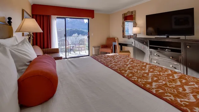 غرفة قياسية بسرير كينج مع أريكة، Best Western Plus Arroyo Roble Hotel & Creekside Villas 4/10