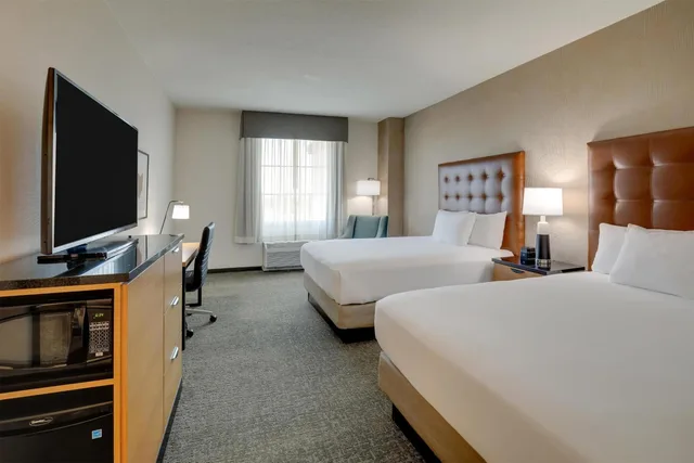 غرفة بسريرين كوين في طابق مرتفع لذوي الإعاقة، Drury Inn and Suites North Dayton 2/4