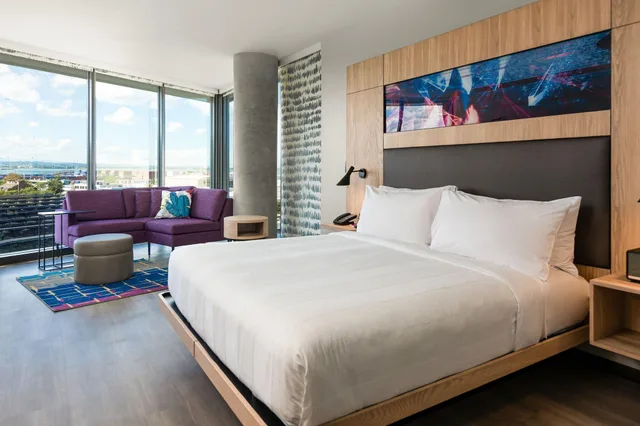 Suite, King Bed, Bay View، Aloft San Juan 2/6