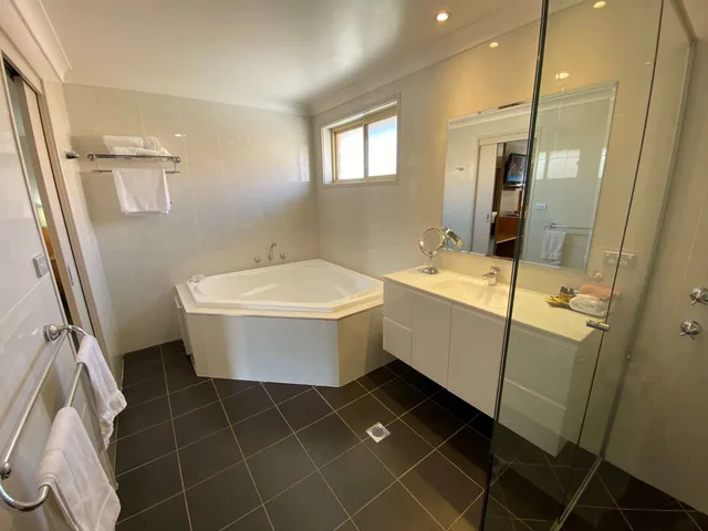 غرفة سوبيريور بسرير كينج، Best Western Plus All Settlers Motor Inn 4/5