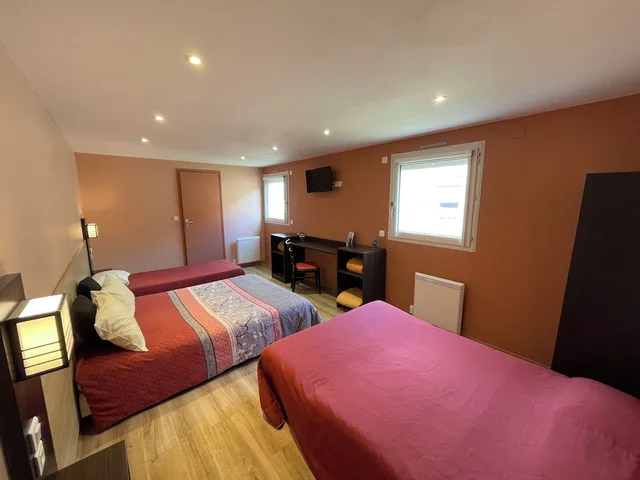 Family, Single Bed, Sofa, BRIT HOTEL SAINT-QUENTIN 2/8